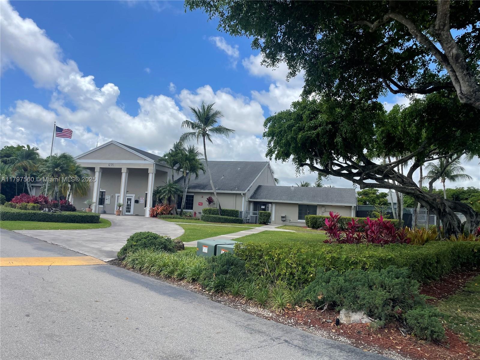 LAKESHORE CONDO 11 - Residential Lease