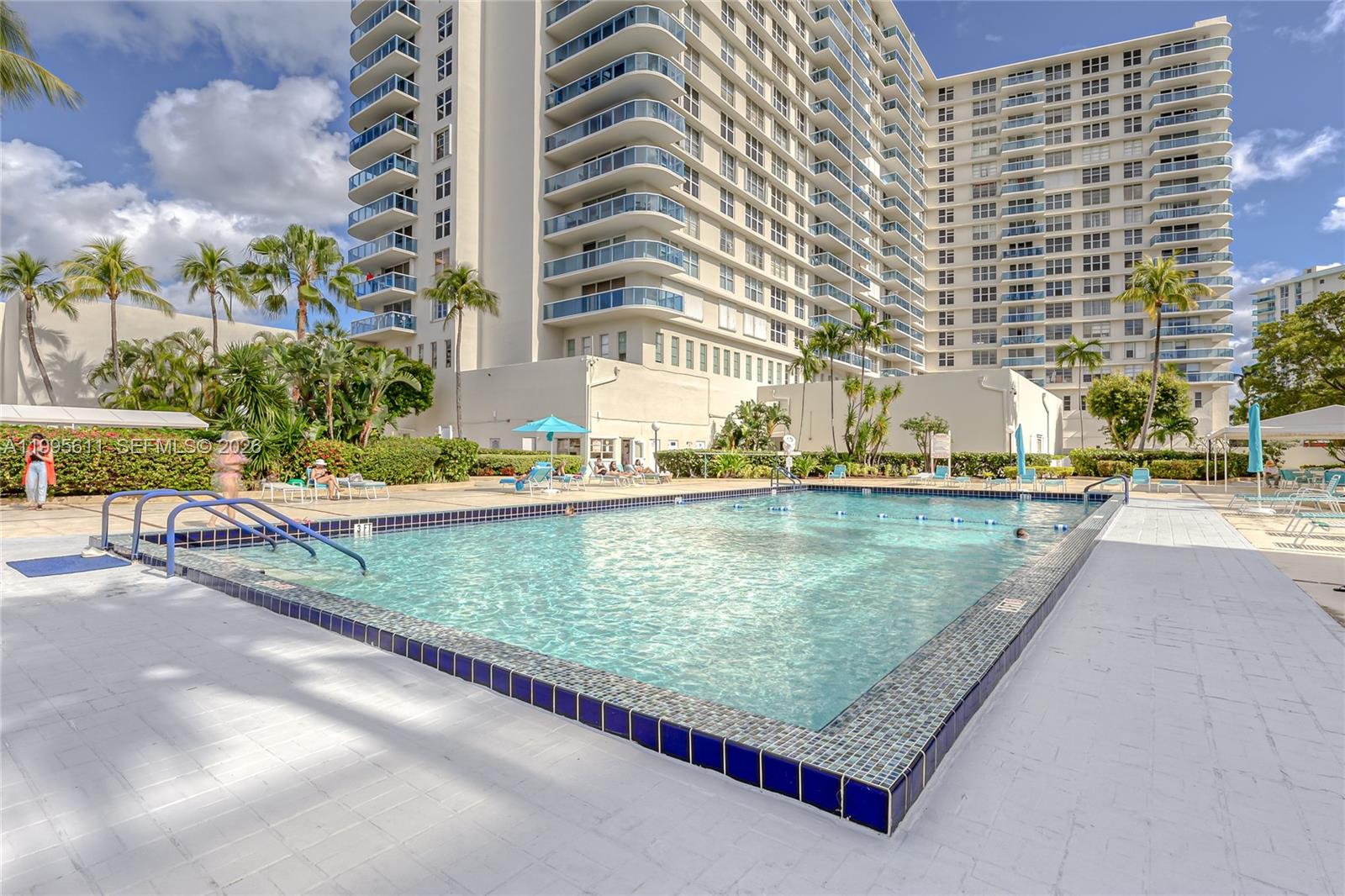 HALLMARK OF HOLLYWOOD CON - Residential