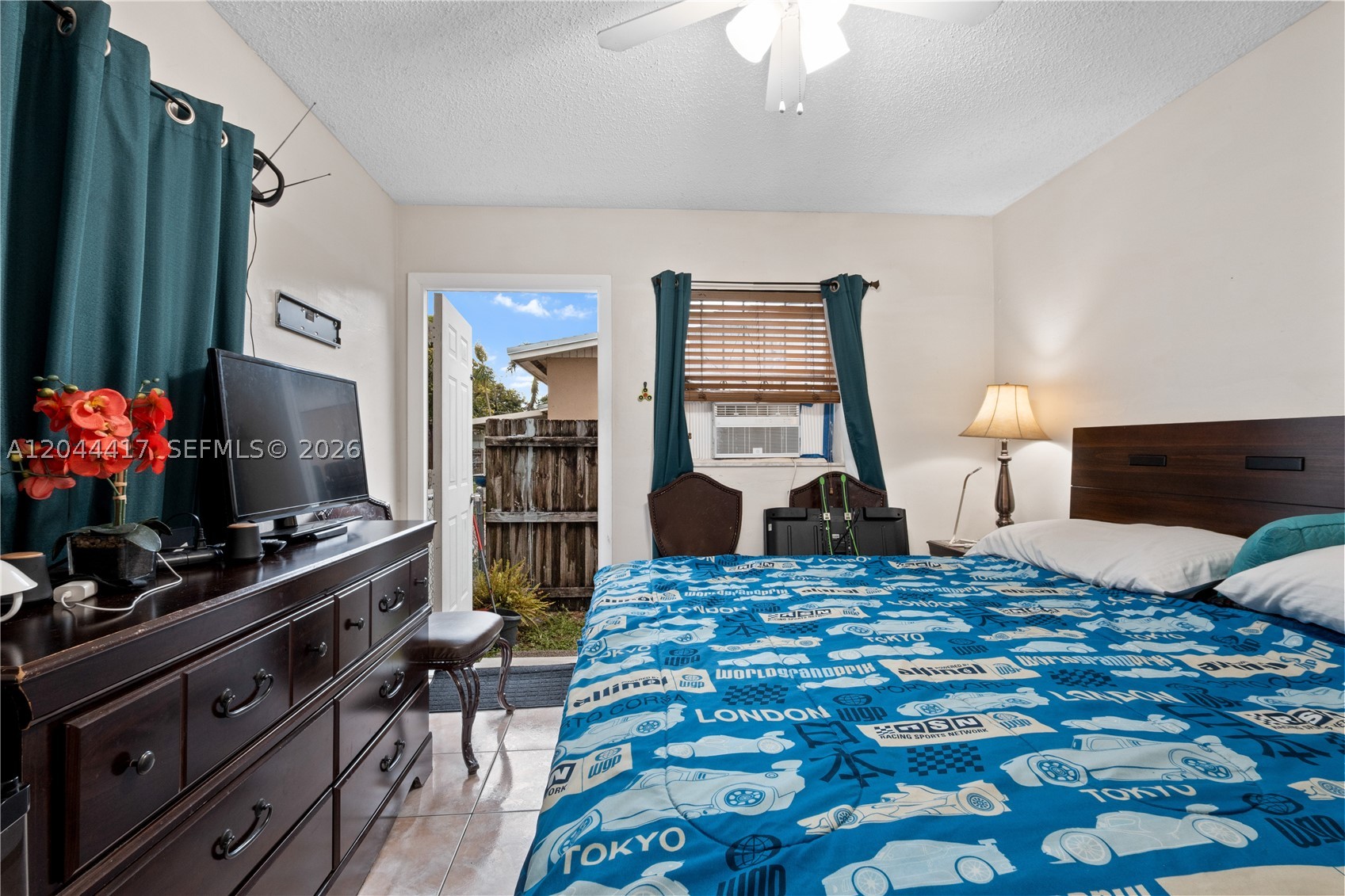 CAROL CITY LAKE STEVEN ES - Residential