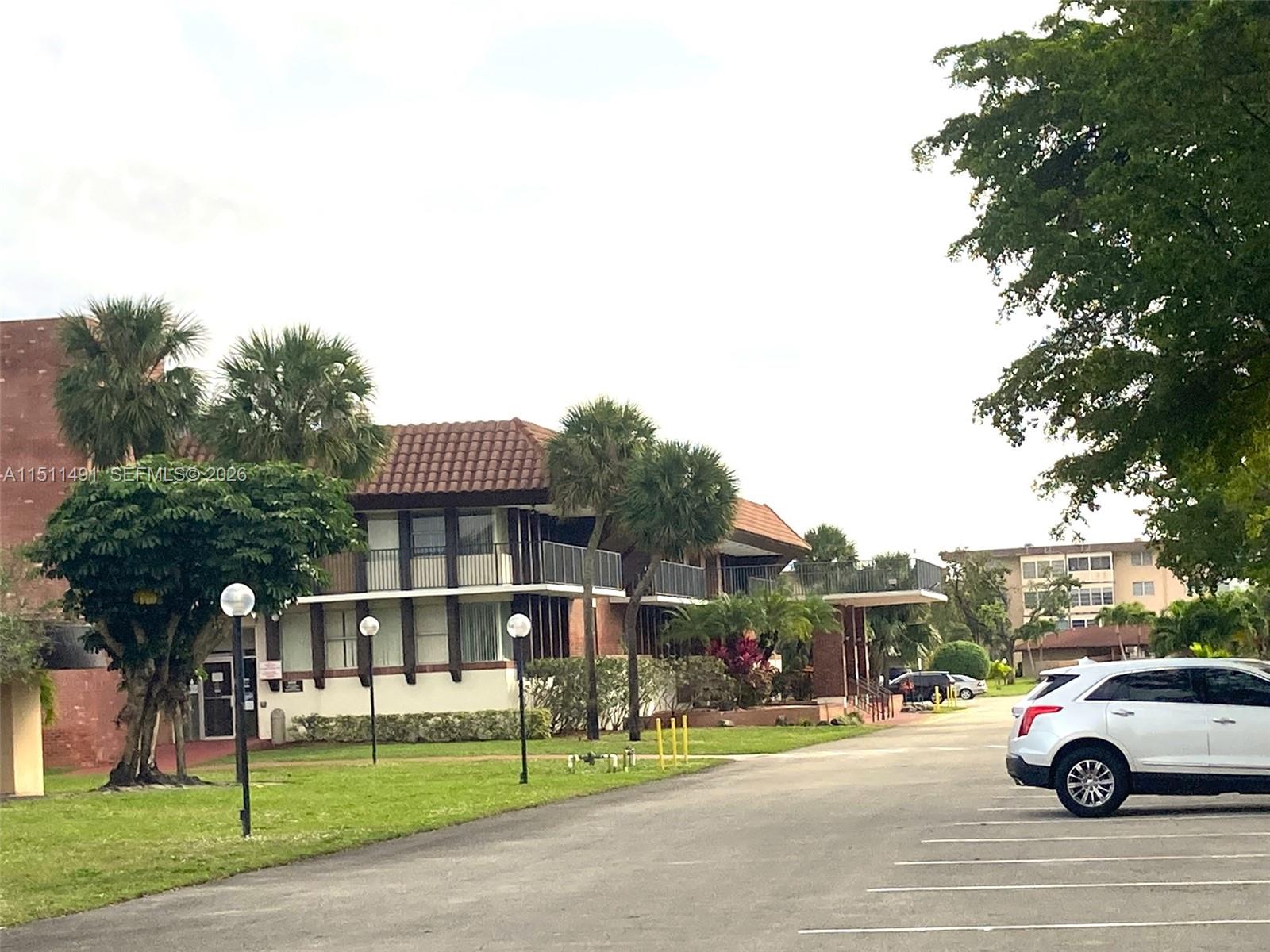 LAUDERDALE OAKS CONDO I - Residential