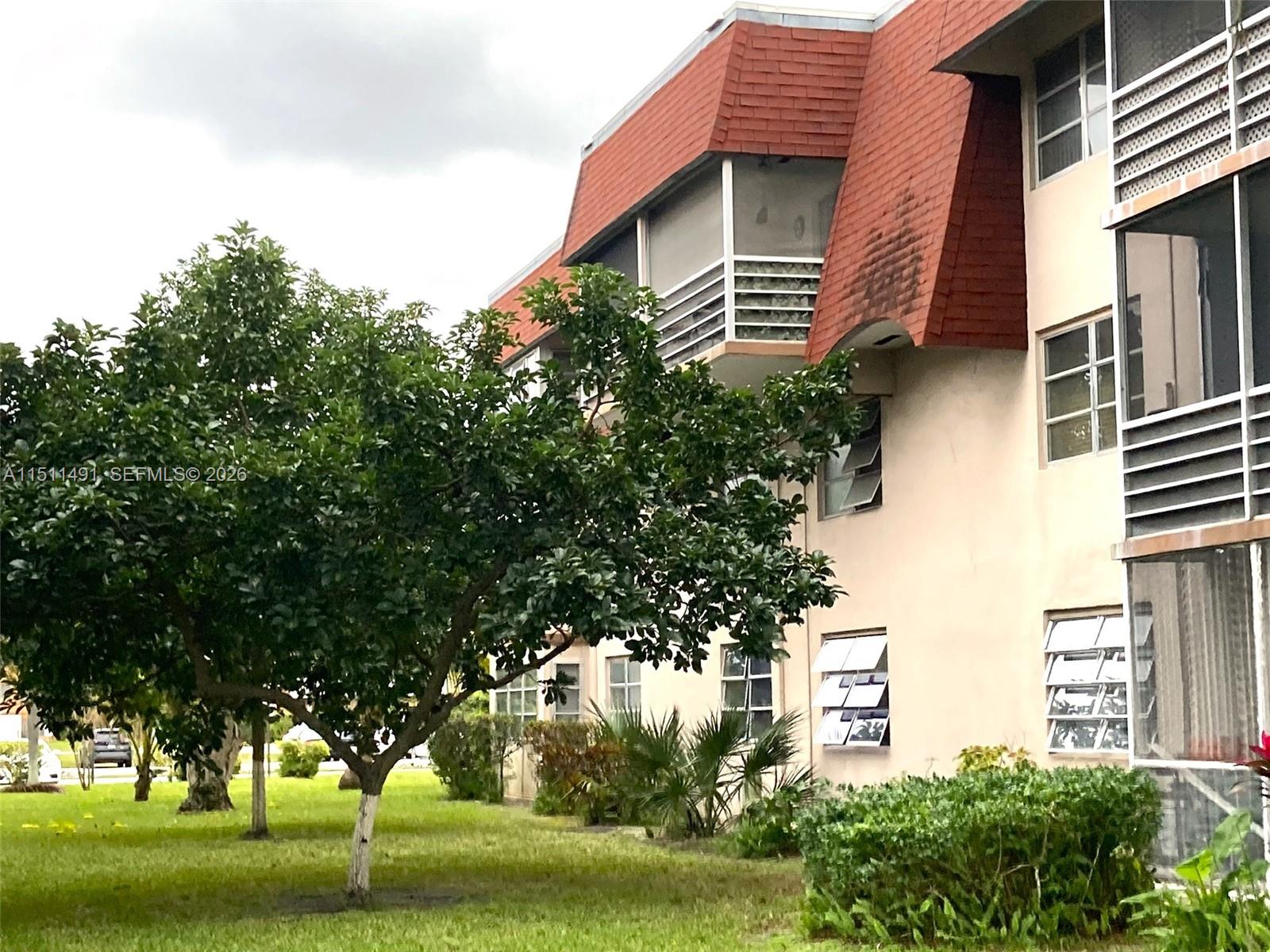 LAUDERDALE OAKS CONDO I - Residential
