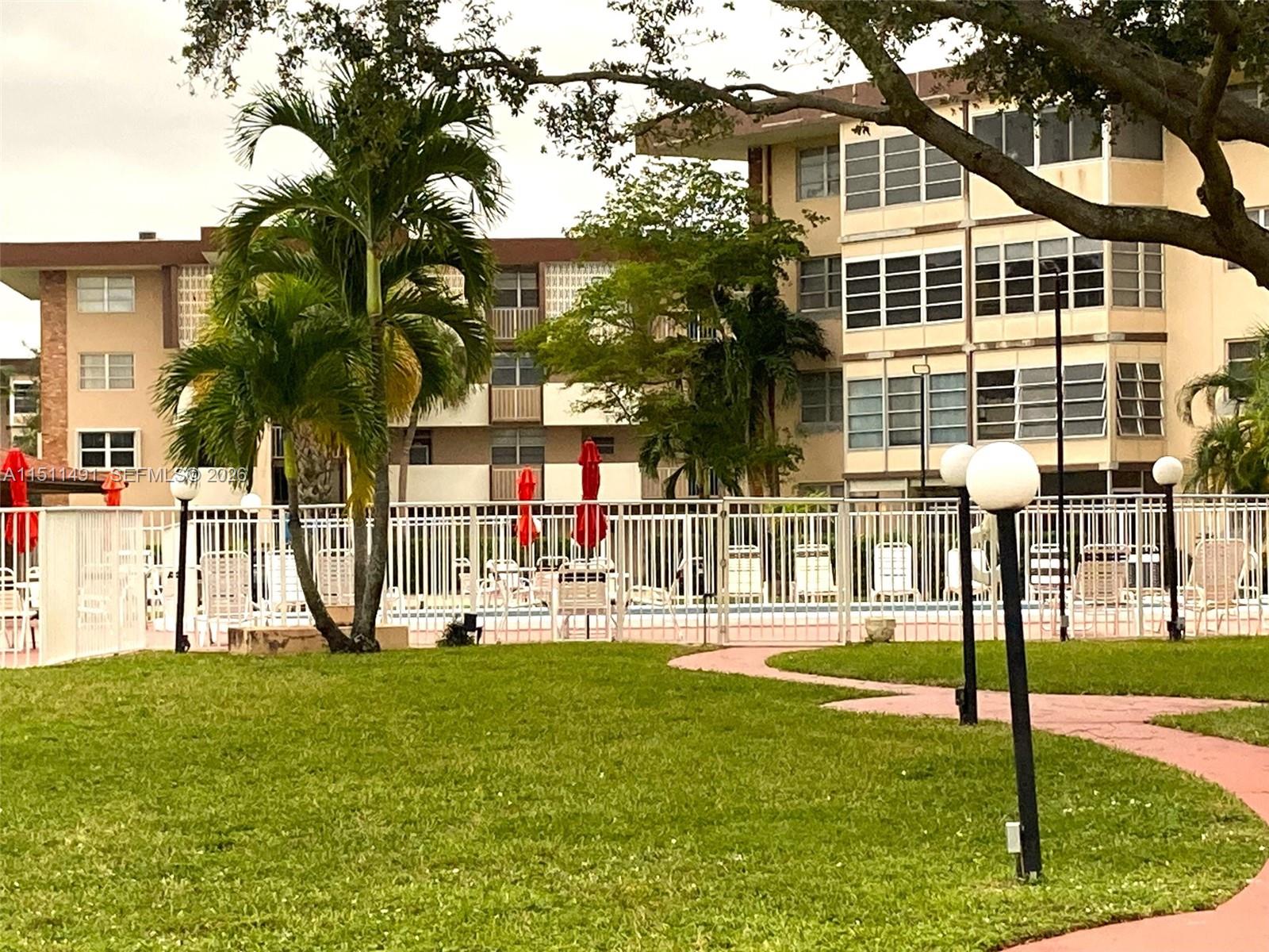 LAUDERDALE OAKS CONDO I - Residential