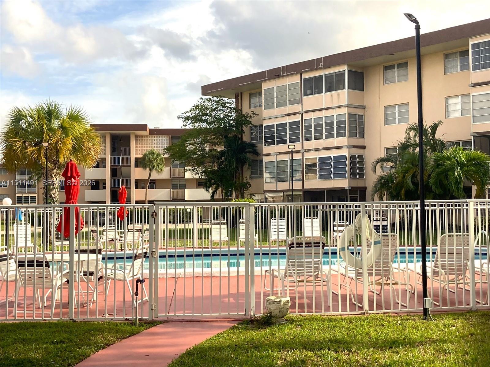 LAUDERDALE OAKS CONDO I - Residential