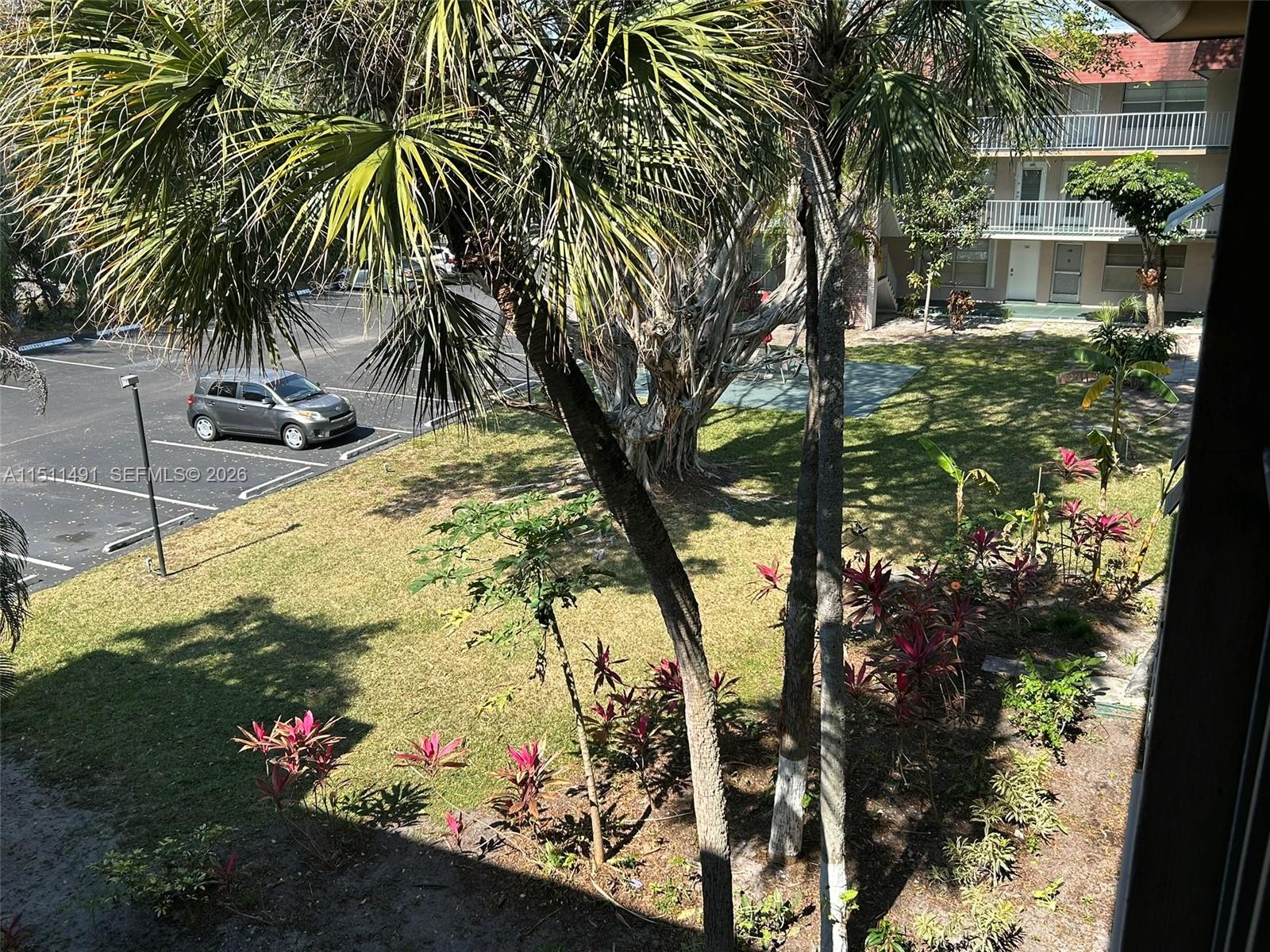 LAUDERDALE OAKS CONDO I - Residential