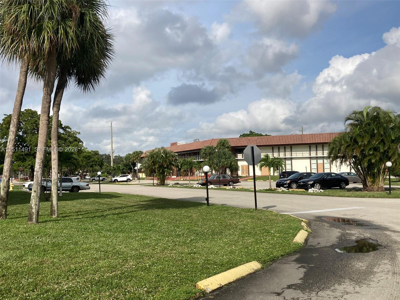 LAUDERDALE OAKS CONDO I - Residential