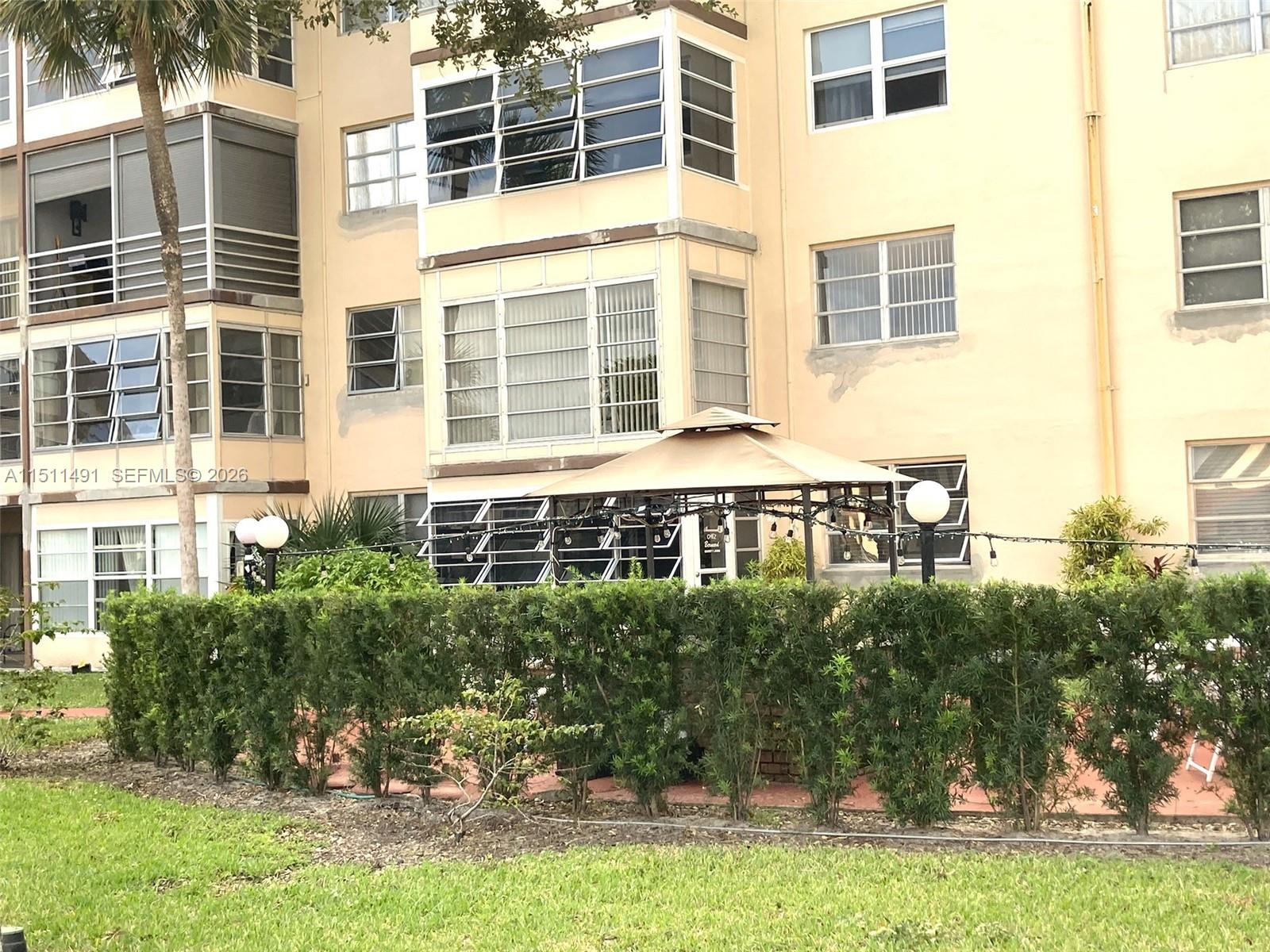 LAUDERDALE OAKS CONDO I - Residential