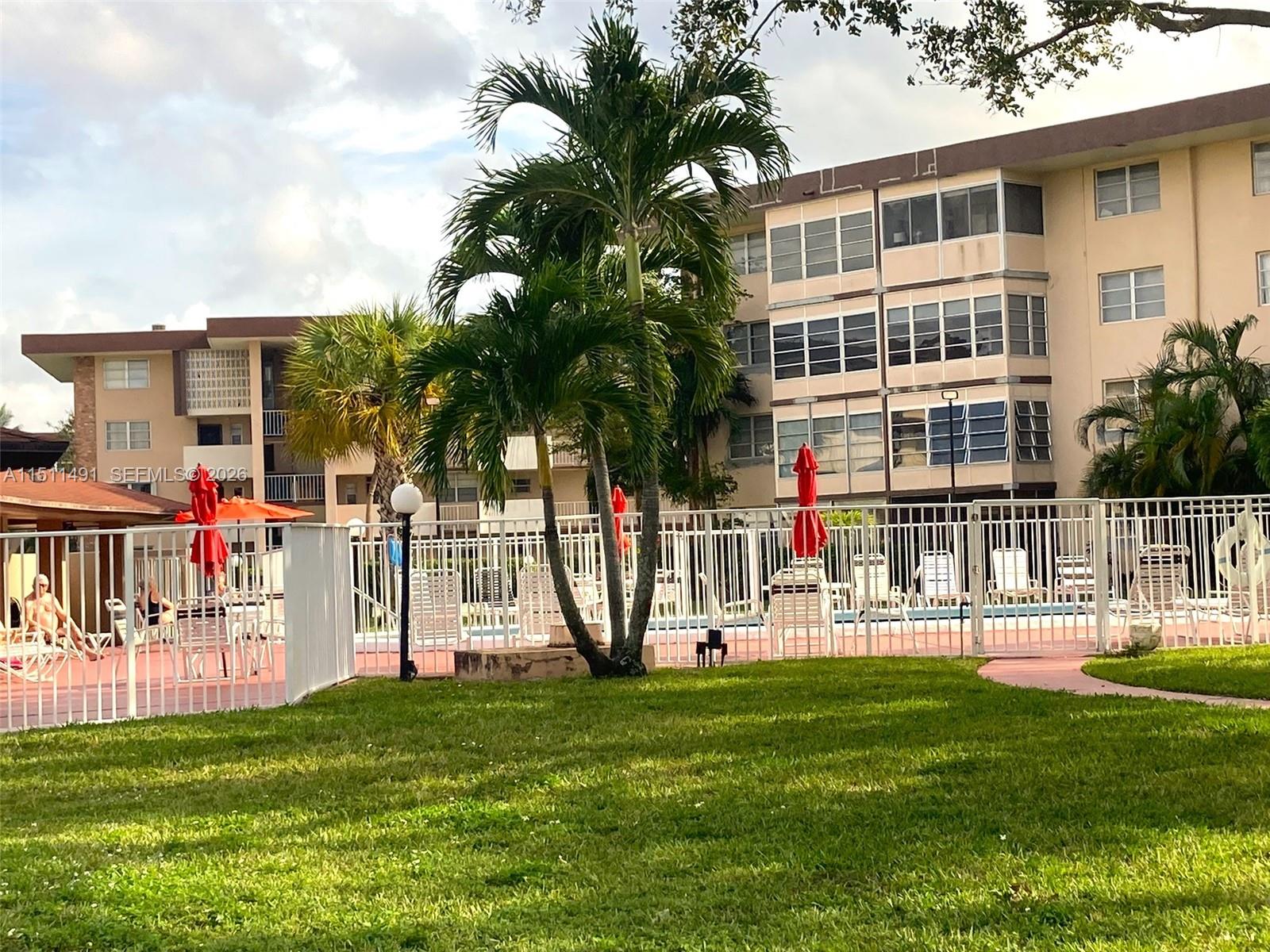 LAUDERDALE OAKS CONDO I - Residential