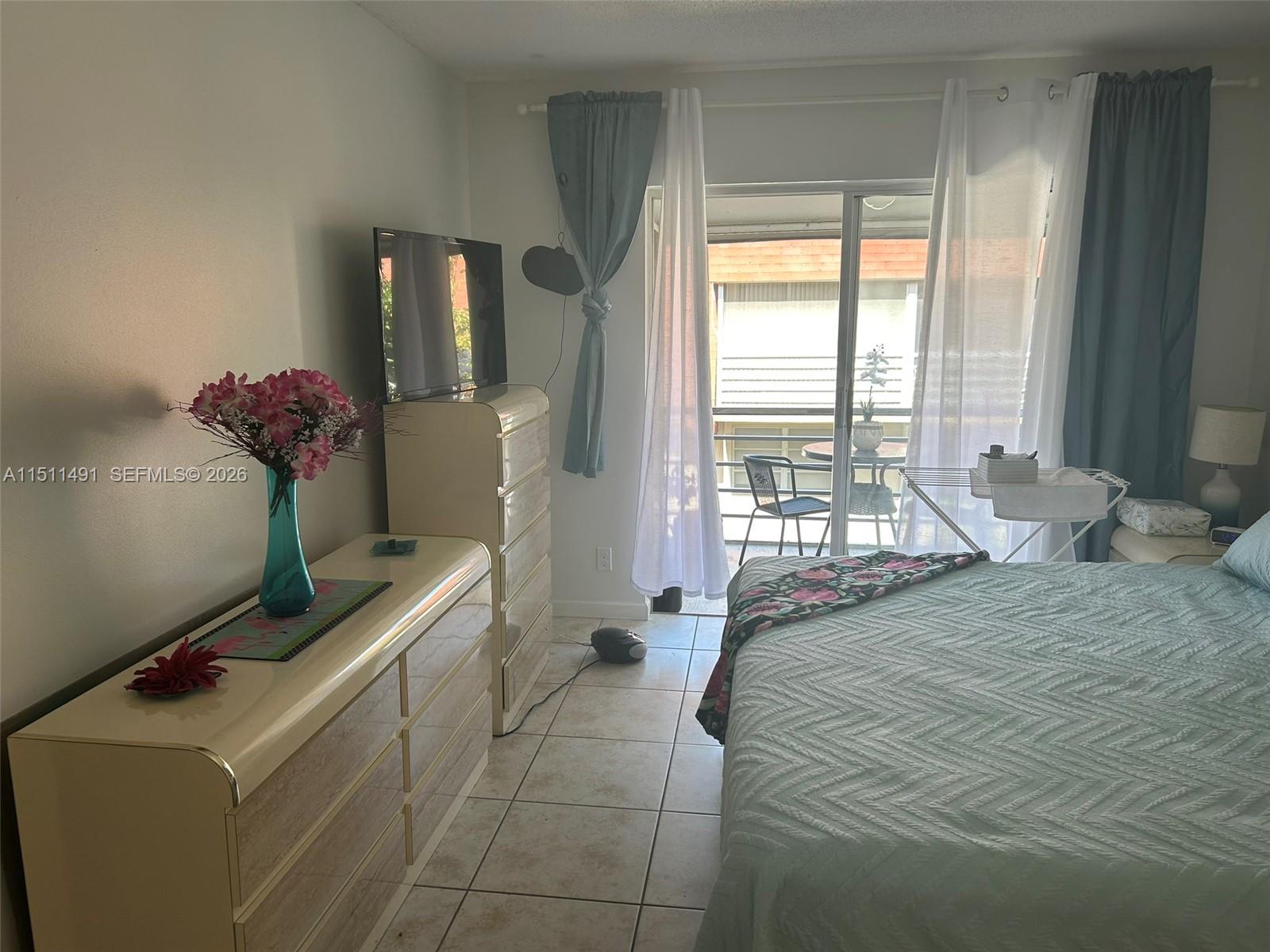LAUDERDALE OAKS CONDO I - Residential