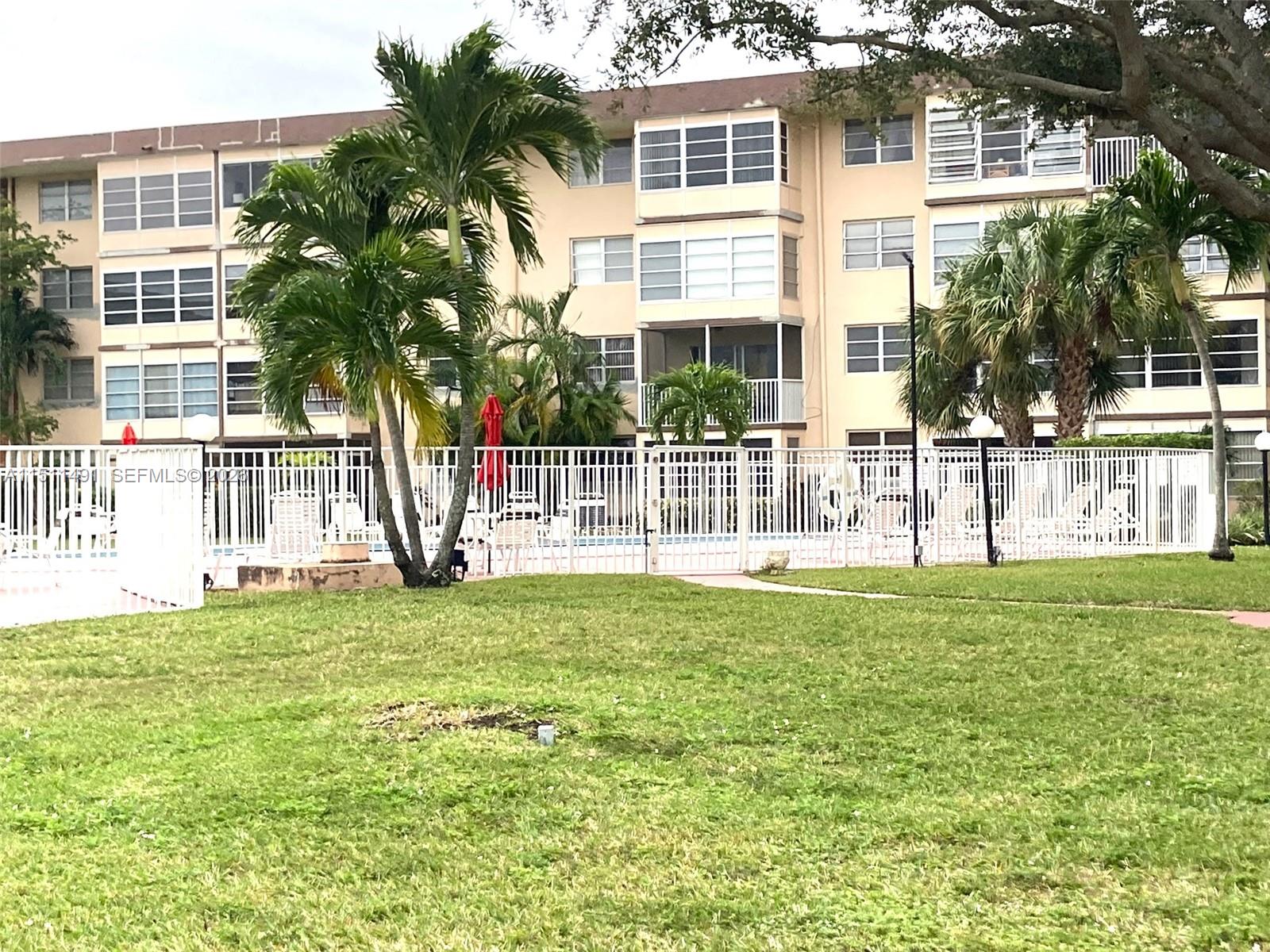 LAUDERDALE OAKS CONDO I - Residential