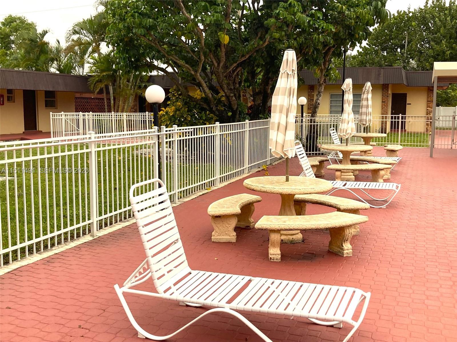 LAUDERDALE OAKS CONDO I - Residential