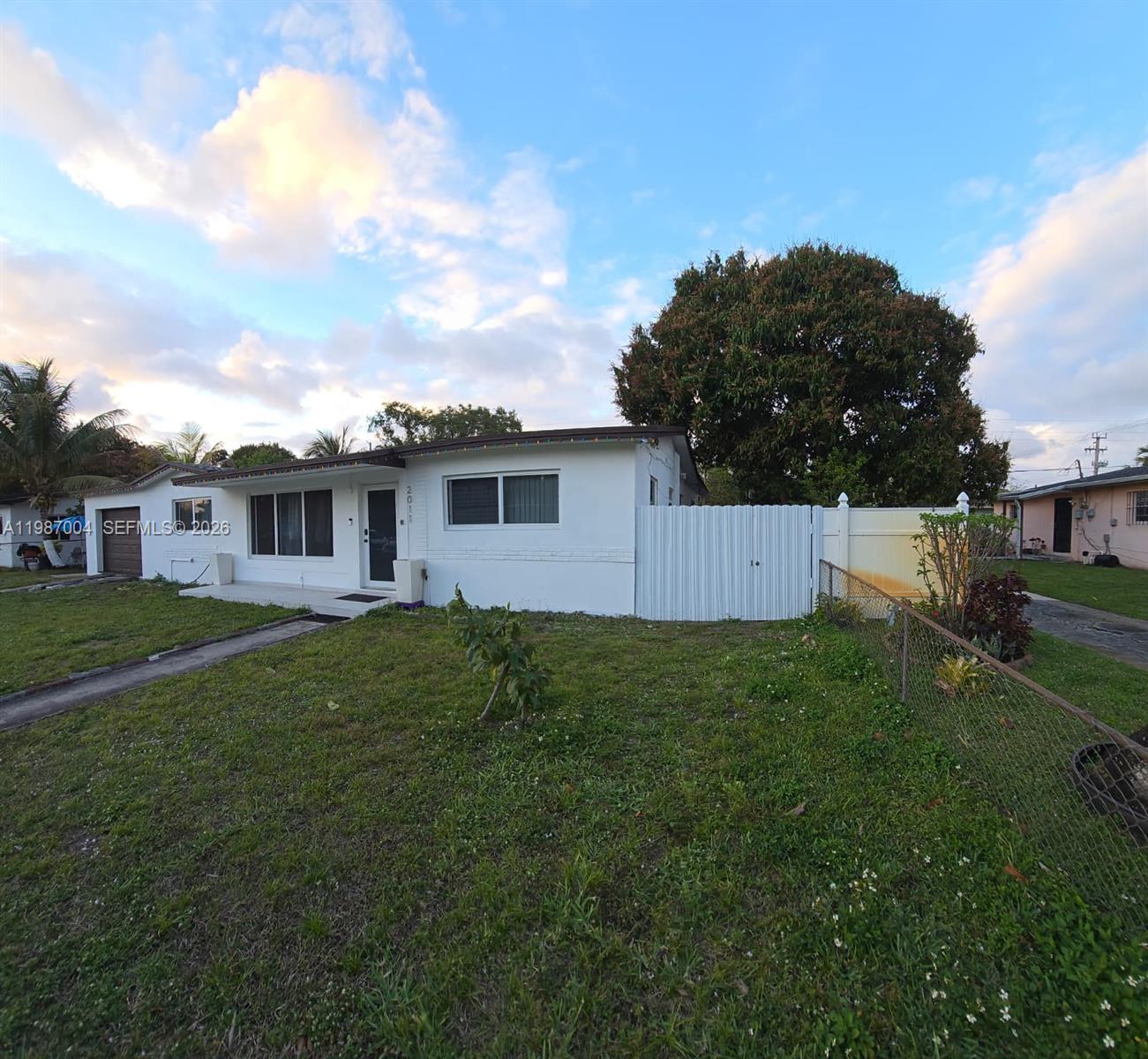 SUNNY ISLES ESTATES - Residential