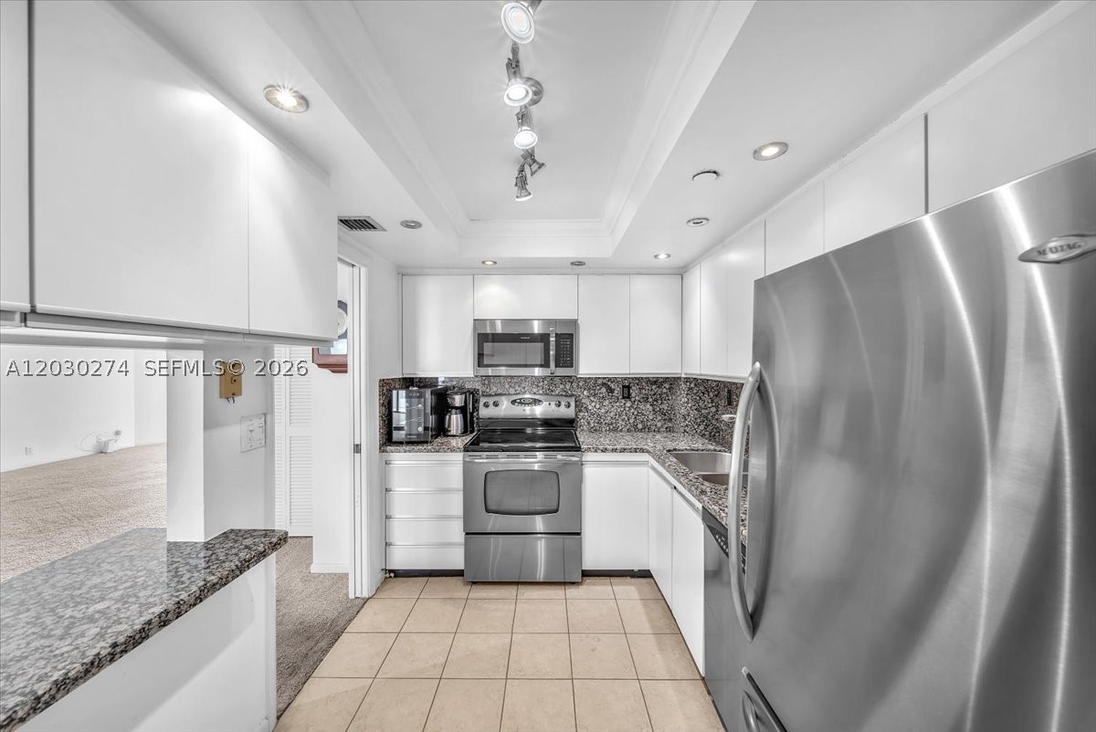 TOWERS OF QUAYSIDE CONDO - Residential