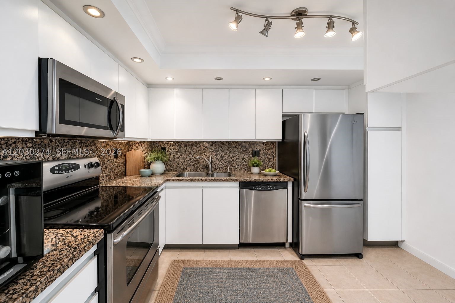 TOWERS OF QUAYSIDE CONDO - Residential