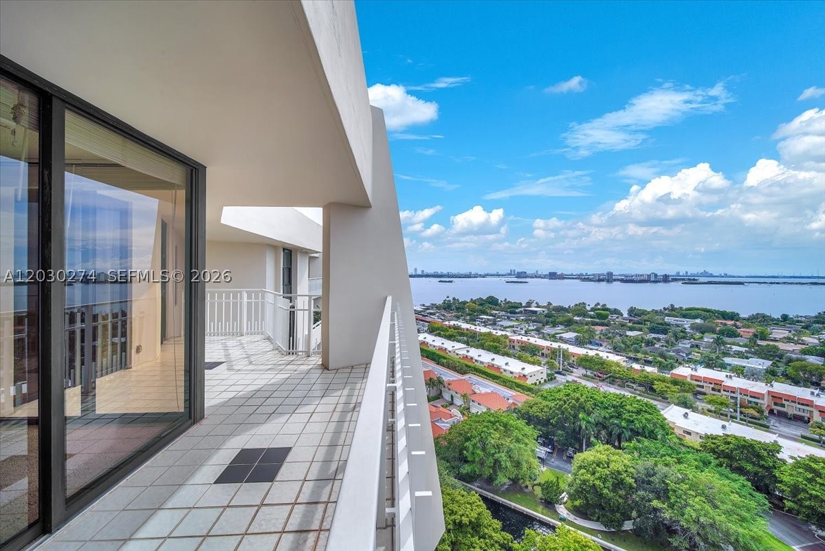 TOWERS OF QUAYSIDE CONDO - Residential