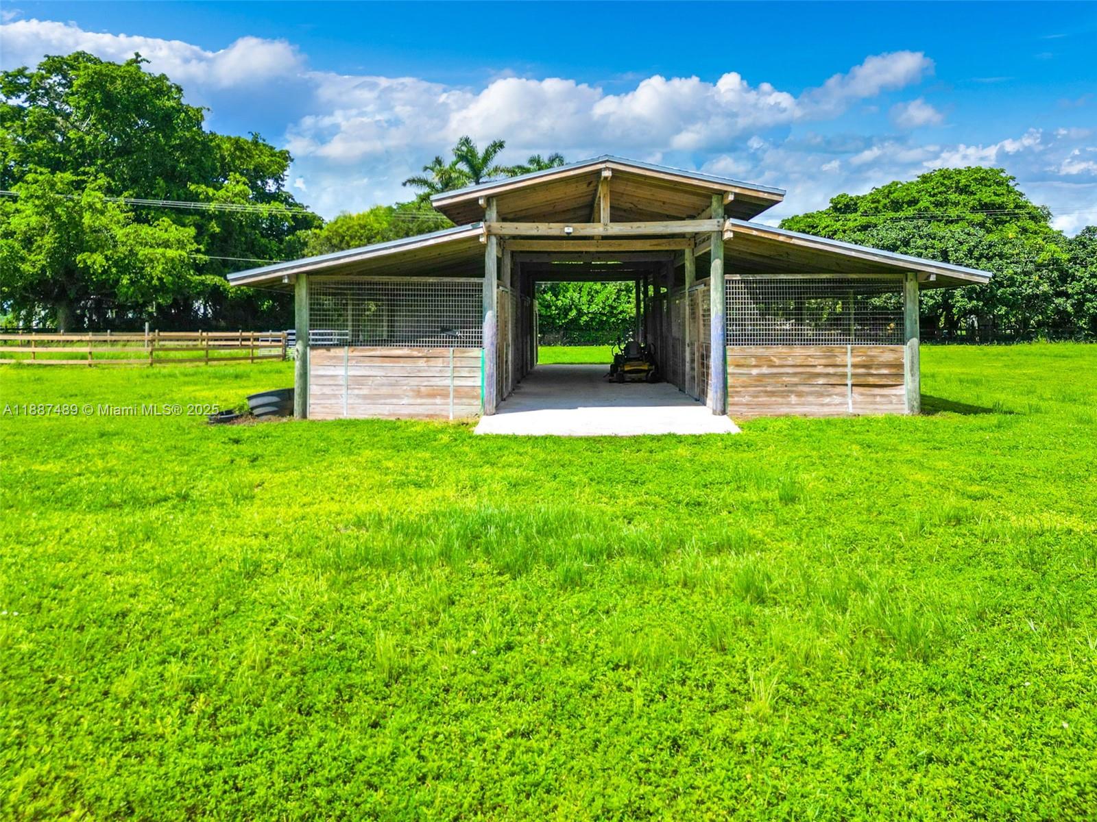 5 AC REDLAND W/ HOME - Residential