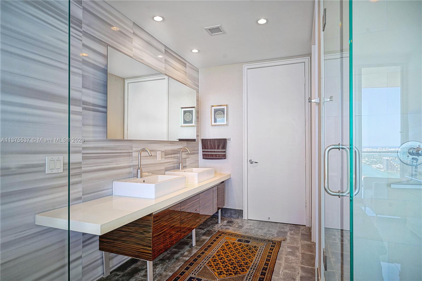 MARQUIS CONDO - Residential
