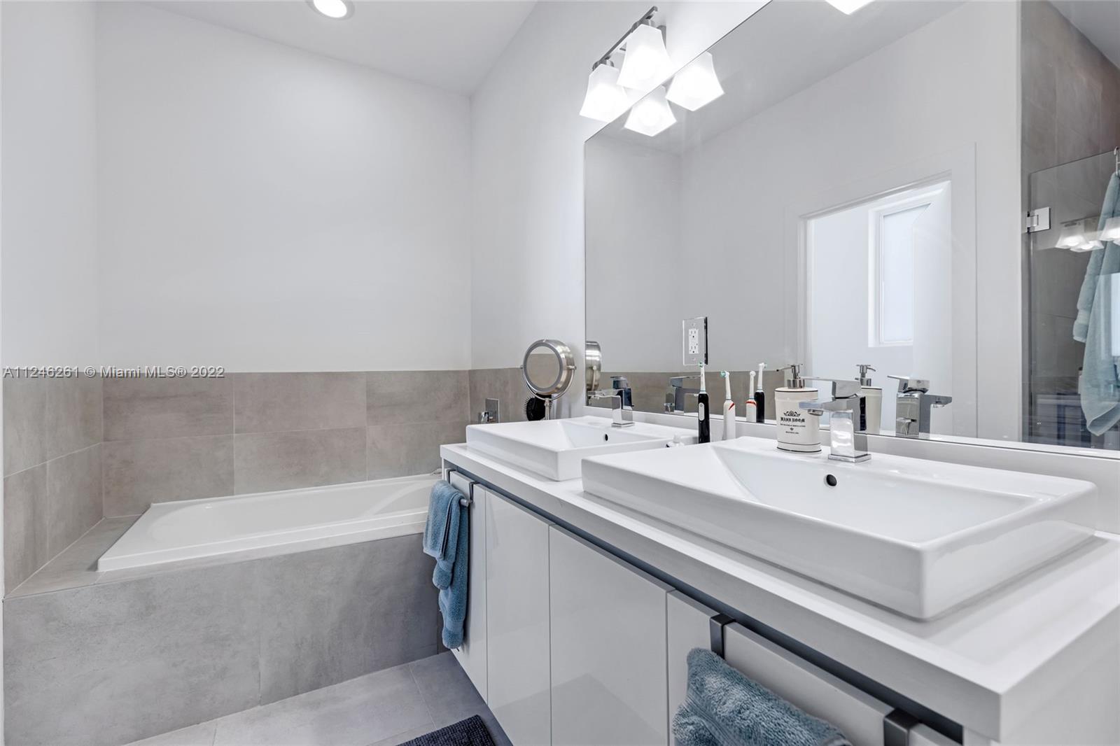 DORAL PALMS - Residential