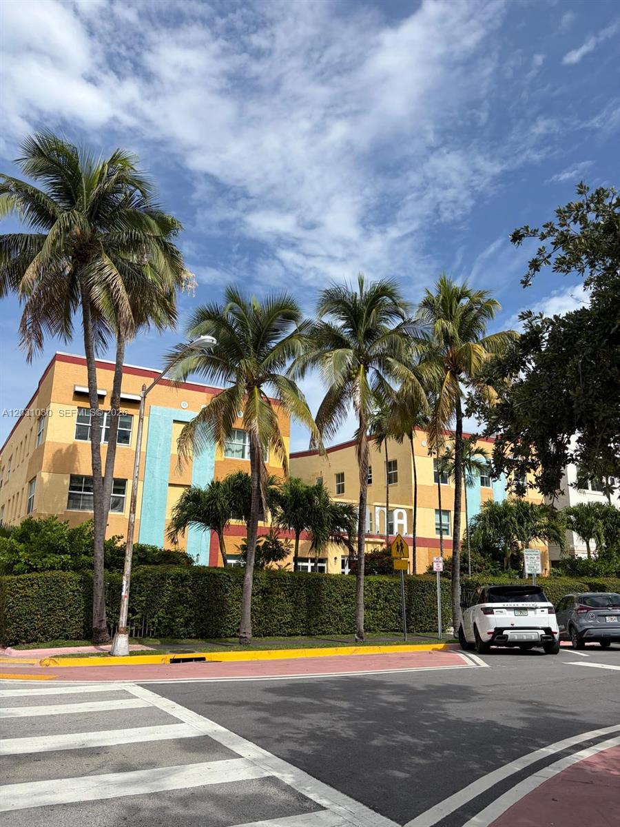 A beautiful 1/1 set in a classic Art Deco building in the heart of South Beach. Just steps from Española Way, Lincoln Road, and the beach. The unit is bright and inviting, featuring wood floors, generous closet space, central A/C, and access to an on-site laundry facility.