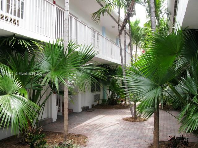 Great unit. Located on the 2nd floor of a very nice gated building on Meridian avenue with tropical garden vegetation. Completely furnished with queen bed in bedroom. LCD high definition 42 inches tv.Washer/Dryer. Easy to show. BROKER REMARKS FOR SHOWING