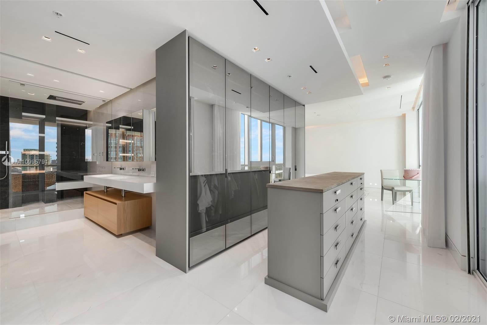 CONTINUUM ON SOUTH BEACH - Residential