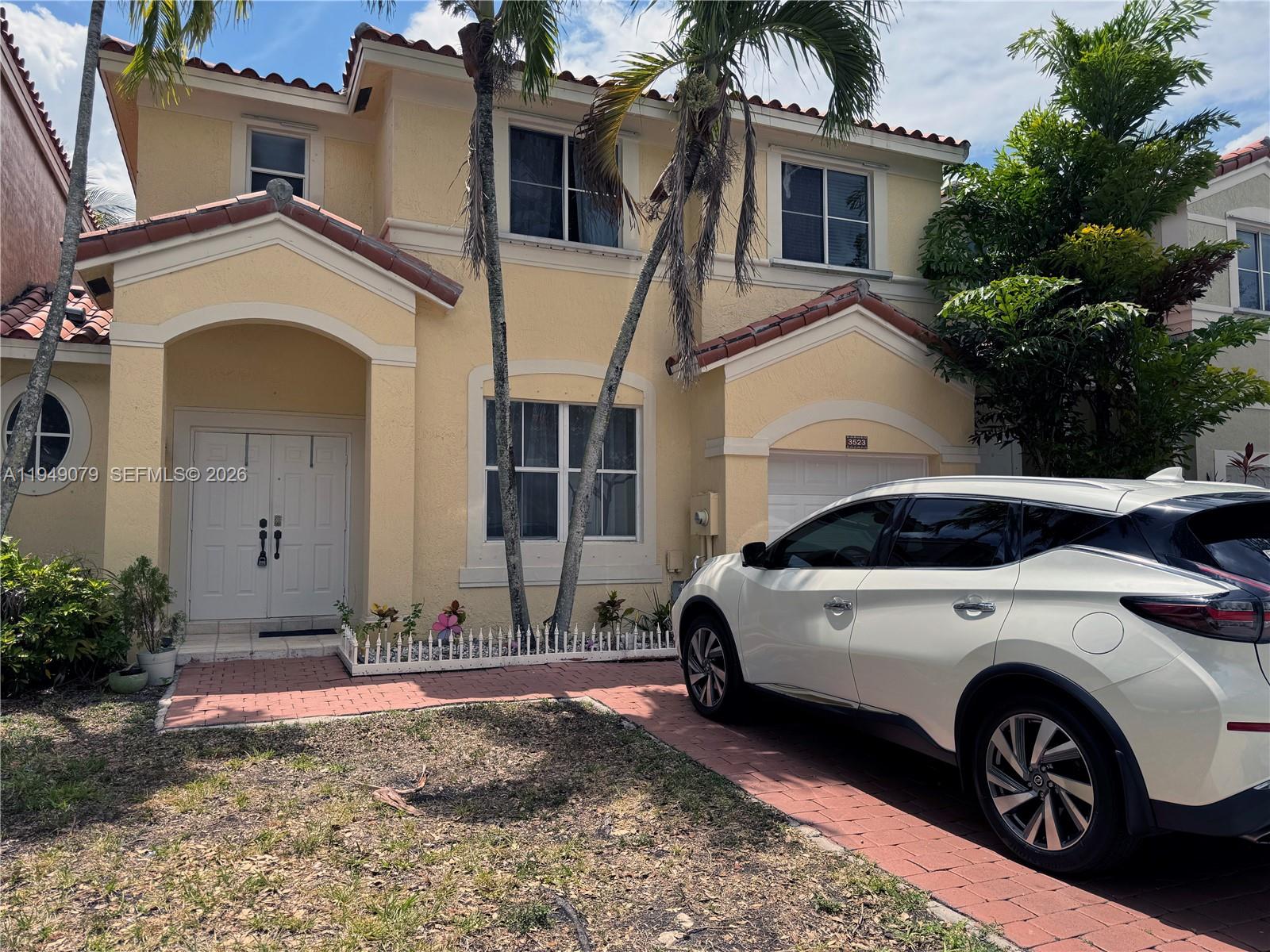 Beautiful single family townhouse with water view in excellent gated community Nautica Miramar with 4 bedrooms and 2.5 bathrooms, kitchen with new appliances and white quartz
countertops and updated bathrooms, washer and dryer, garage, large fenced yard with wooden deck, sunrise and sunset views and the large master suite with lake view and plenty
of room for kids games, room for a BBQ. A beautiful community with green areas, clubhouse, pool, gym, tennis and basketball court Great location, excellent, Miramar regional park
close to I-75, Super Target, stores, malls, movie theaters, restaurants, hospitals. Come see this beautiful house! Secured investment: Currently rented with a contract in force until
08/31/2026. Buy with guaranteed income from day one!