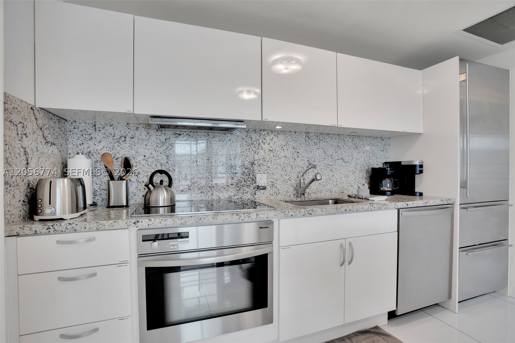 THE CARLYLE DECO HOTEL CO - Residential