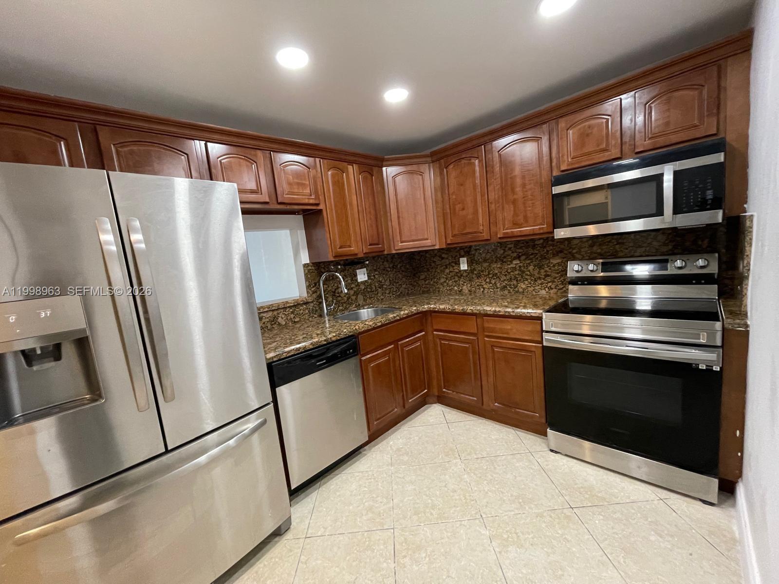 DADELAND PLACE CONDO - Residential