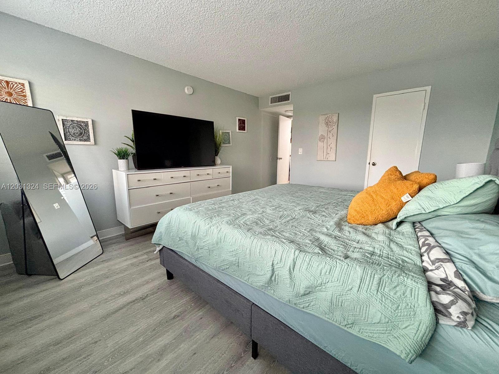 YACHT CLUB CONDO (THE) - Residential Lease