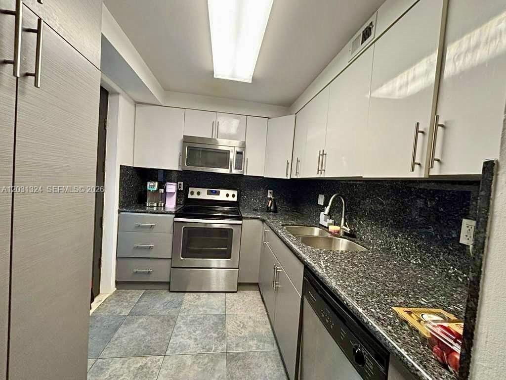 YACHT CLUB CONDO (THE) - Residential Lease