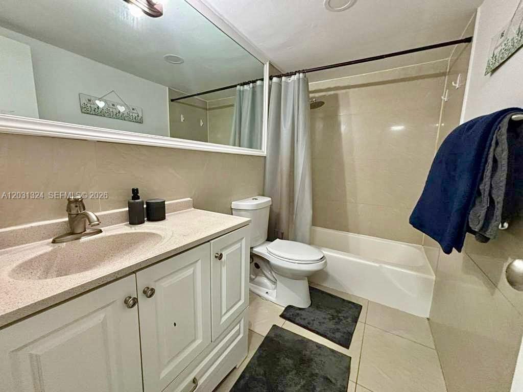 YACHT CLUB CONDO (THE) - Residential Lease