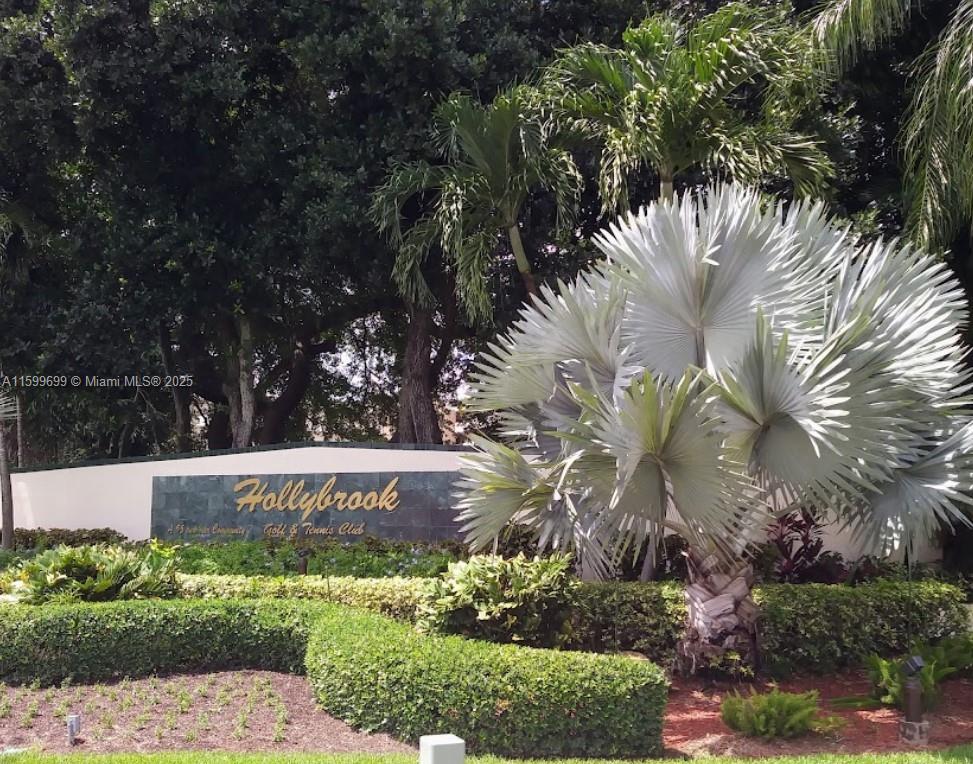HOLLYBROOK GOLF AND - Residential