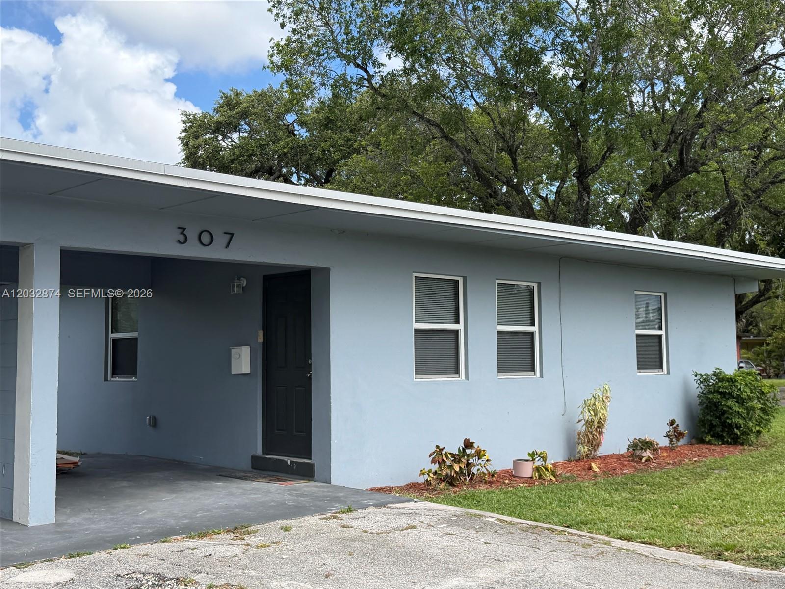 BEAUTIFUL 2 BED, 1 BATH AVAILABLE FOR IMMEDIATE RENTAL.

WASHER/DRYER HOOK UP

TENANT PAYS WATER