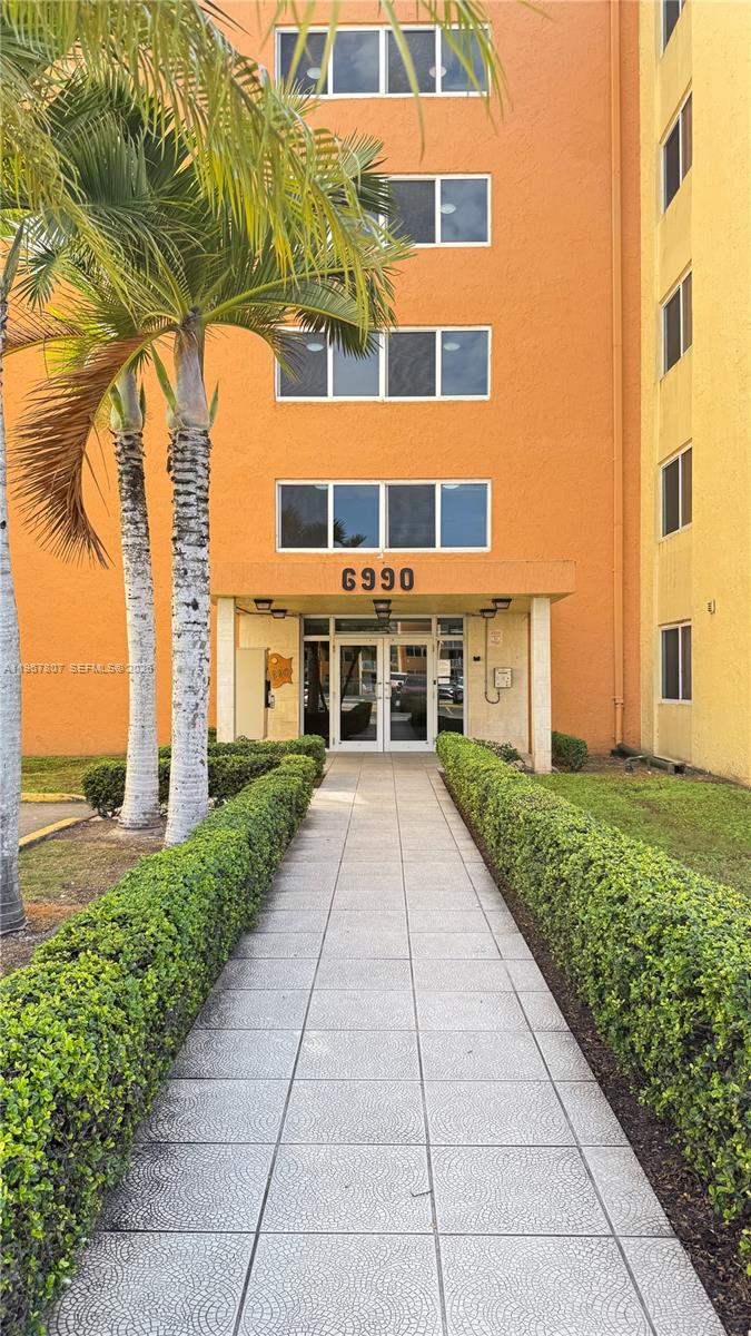 Great Opportunity, Studio For Rent in Coral Gate Community.  Community includes, Pool, Tennis Court, Basketball Court, Gym and Laundry.