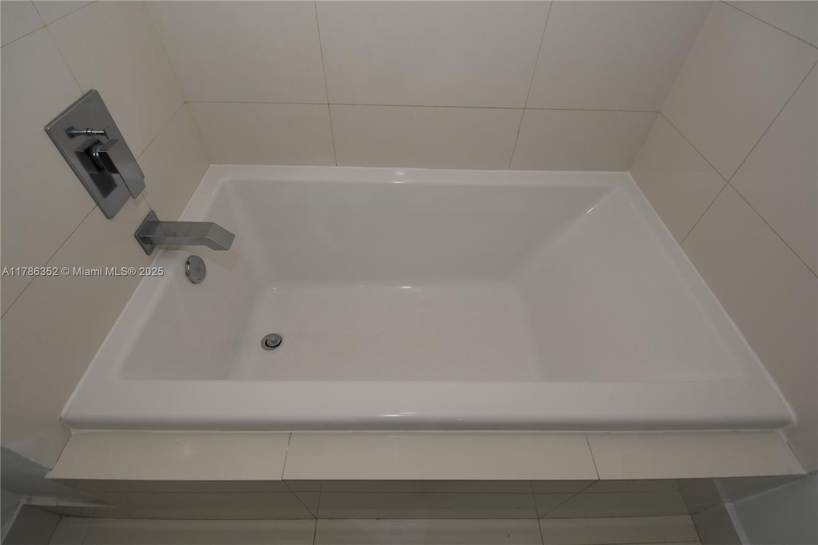 1100 MILLECENTO RESIDENCE - Residential Lease
