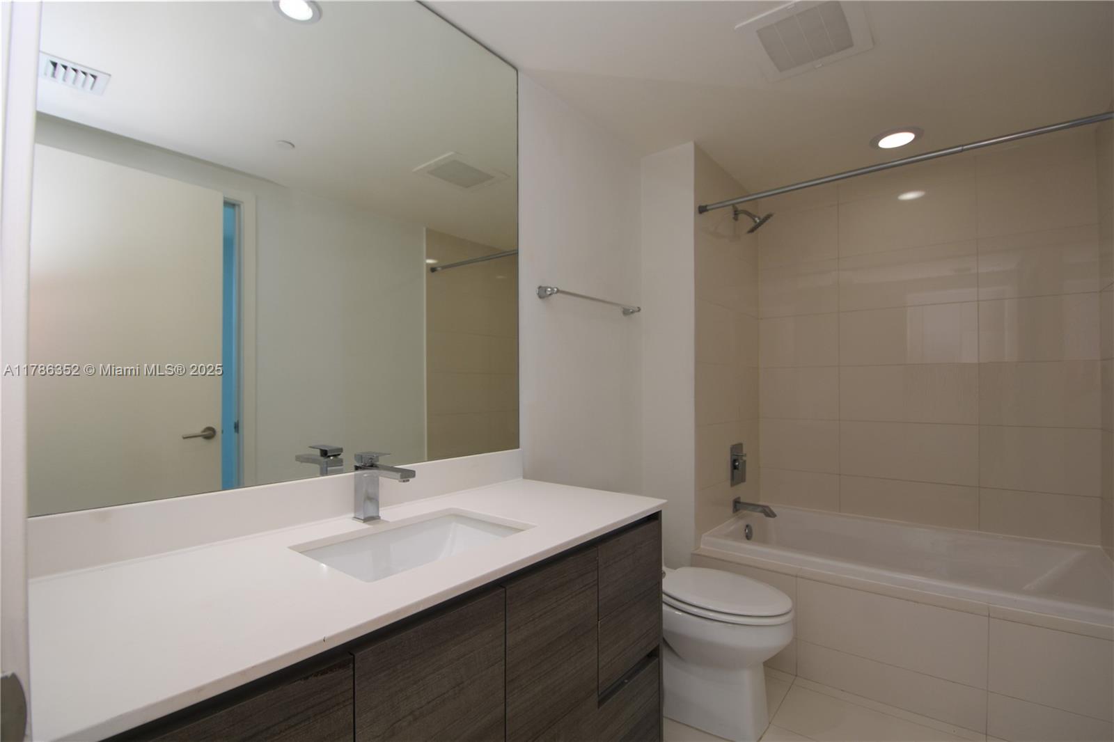 1100 MILLECENTO RESIDENCE - Residential Lease