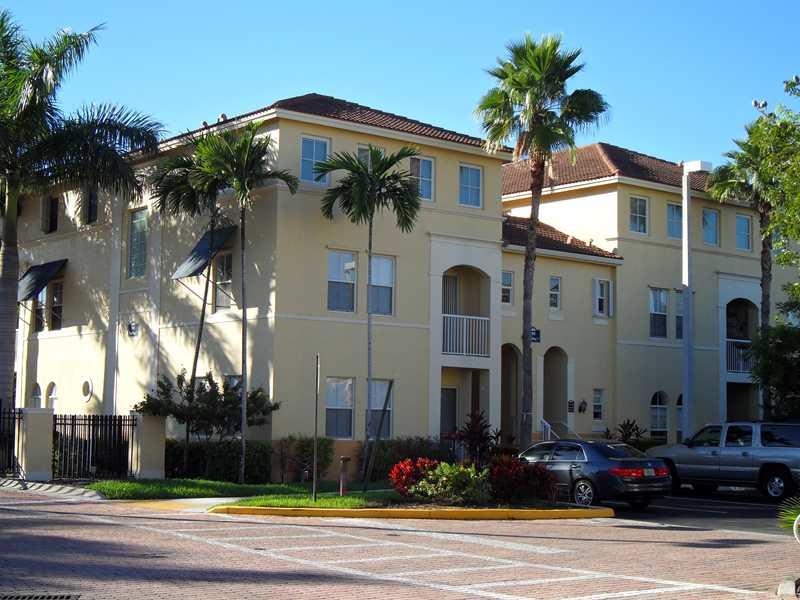 LOCATION..LOCATION THIS 2 B/R 2 1/2  BATH CORNER TWNHSE IS IN A CARD GATED COMMUNITY WITH A POOL A SHORT WALK TO THE JACARANDA COUNTRY CLUB & GOLF COURSE WHICH IS OPEN TO THE PUBLIC..A FIVE MIN WALK TO THE WESTFIELD BROWARD REG'L MALL AND NUMEROUS RESTAUR ANTS. THE TWNHSE IS JUST ACROSS FROM CENTRAL PARK A WORLD CLASS RECREATION AREA..TENNIS, OLYMPIC POOLS,WALKING & JOGGING TRACKS,BIKE PATHS,SOCCER, BASKETBALL & MORE..TRAVELING OR COMMUTING YOU ARE MINS TO I-595,FLA TPKE,14 MIN TO FT LAUDERDALE AIRP'T
