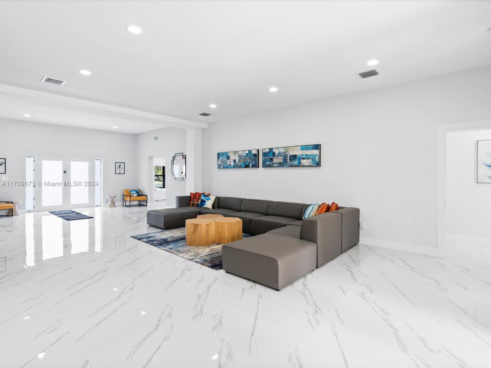 HOLLYWOOD LITTLE RANCHES - Residential