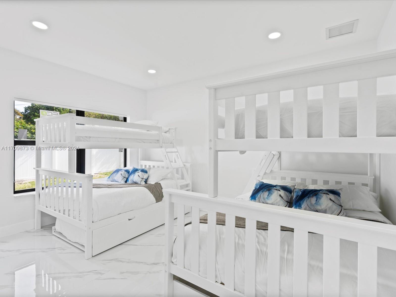 HOLLYWOOD LITTLE RANCHES - Residential
