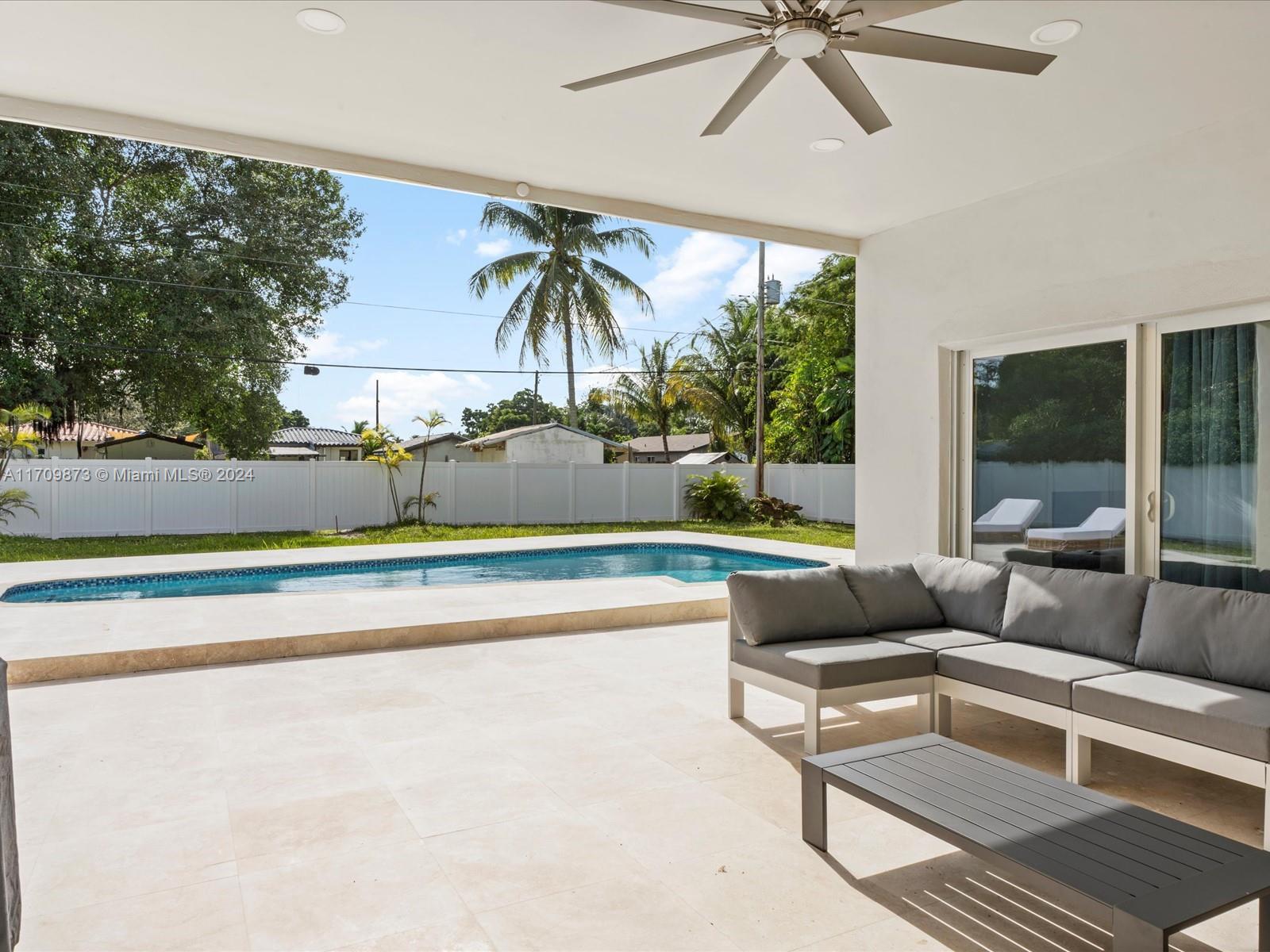 HOLLYWOOD LITTLE RANCHES - Residential