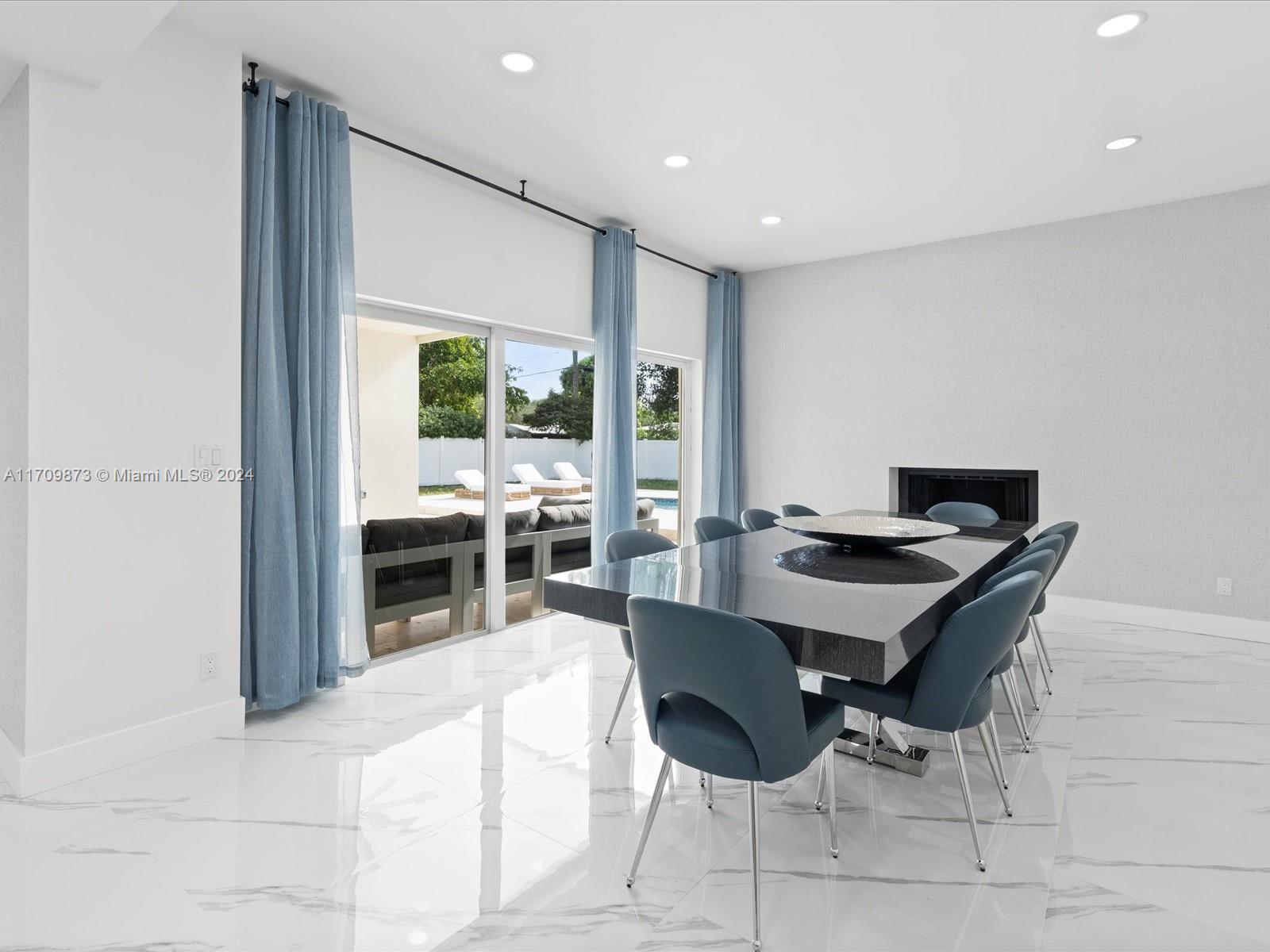HOLLYWOOD LITTLE RANCHES - Residential