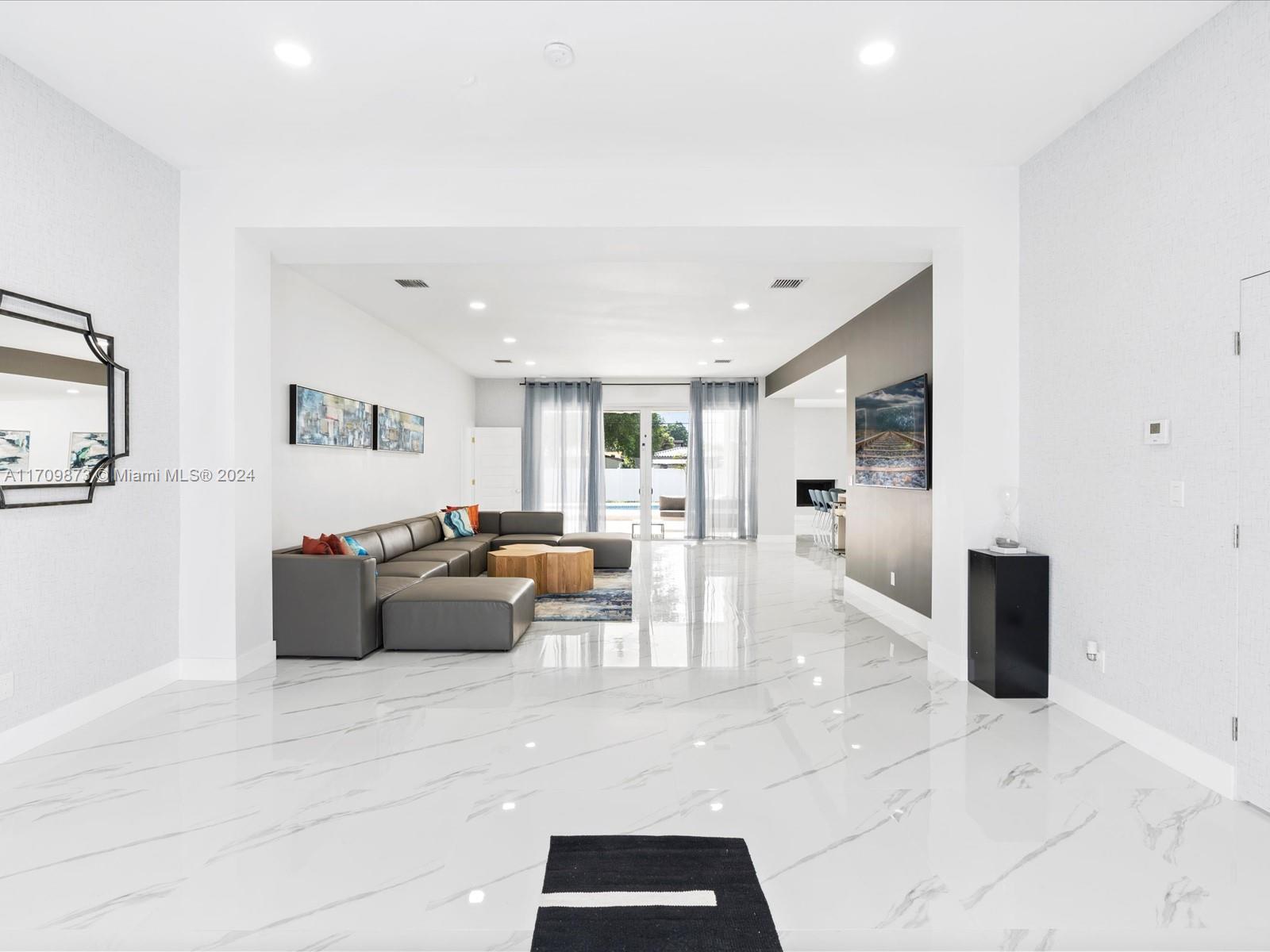HOLLYWOOD LITTLE RANCHES - Residential