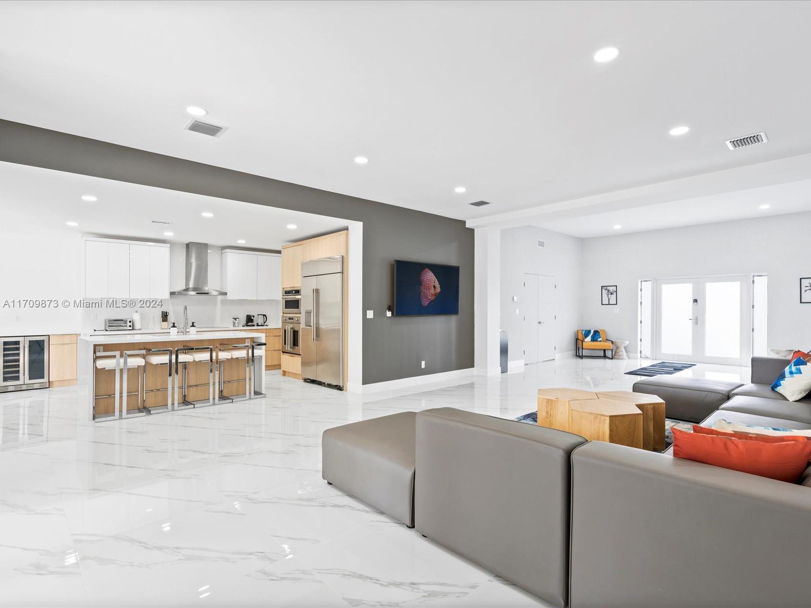 HOLLYWOOD LITTLE RANCHES - Residential