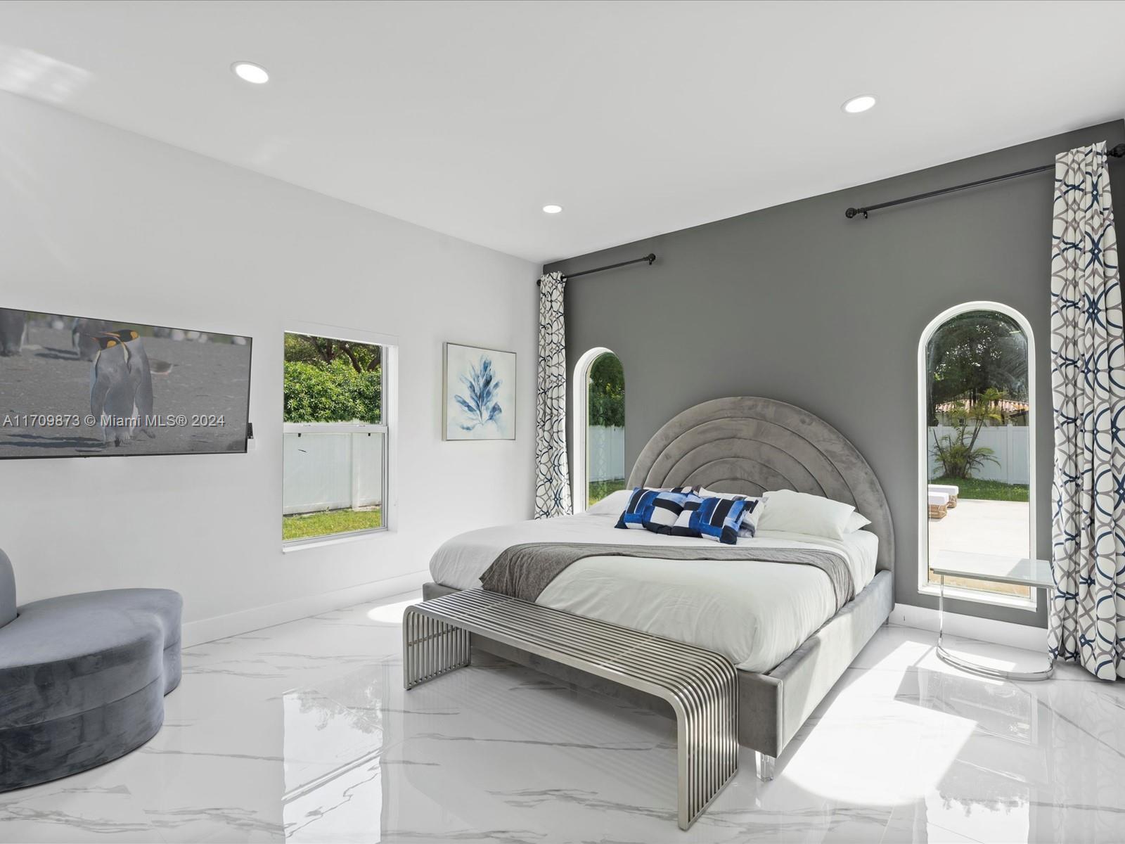 HOLLYWOOD LITTLE RANCHES - Residential