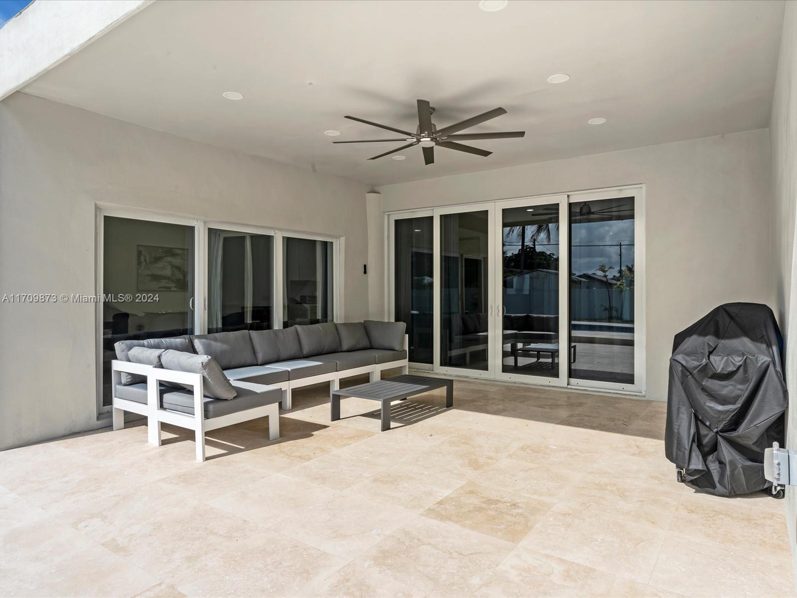 HOLLYWOOD LITTLE RANCHES - Residential