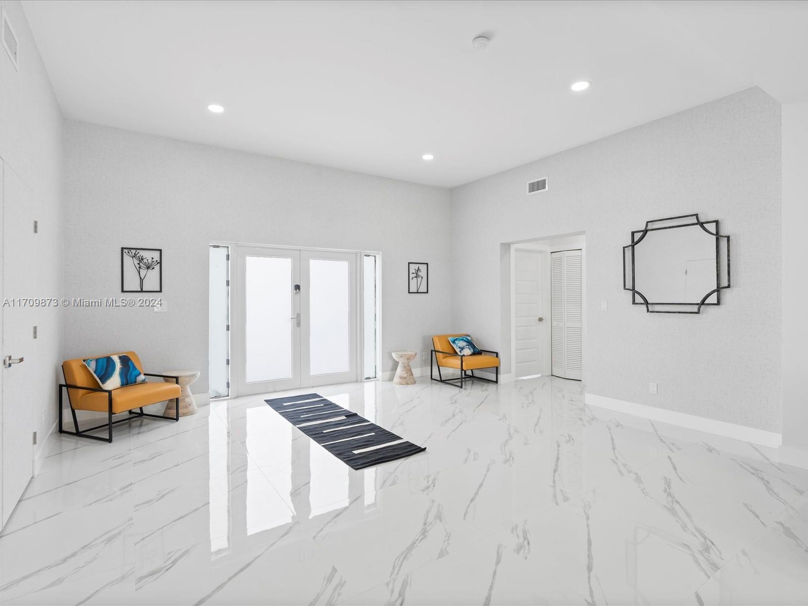 HOLLYWOOD LITTLE RANCHES - Residential