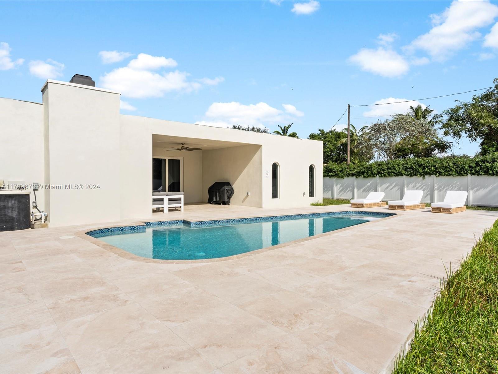 HOLLYWOOD LITTLE RANCHES - Residential