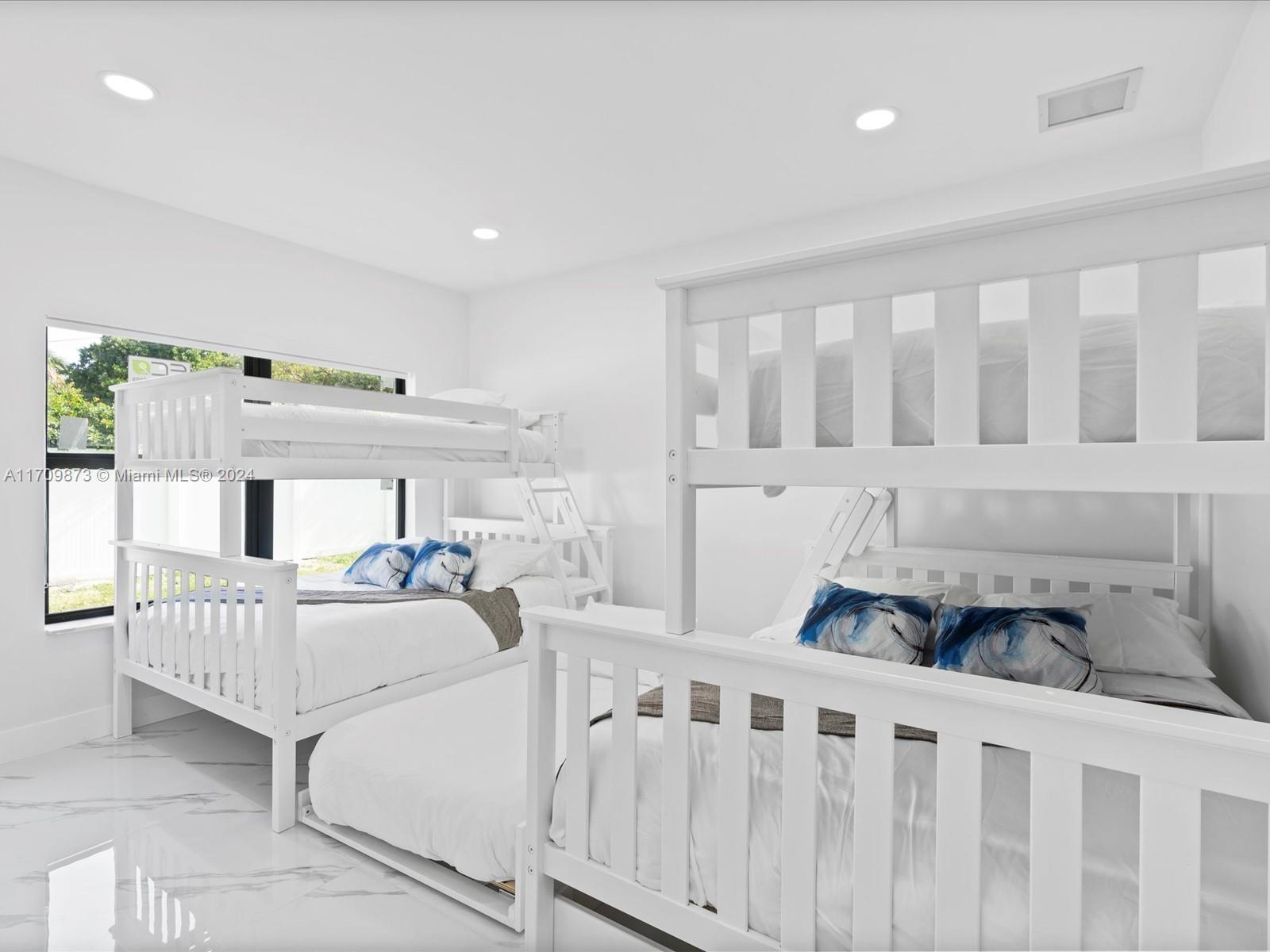 HOLLYWOOD LITTLE RANCHES - Residential