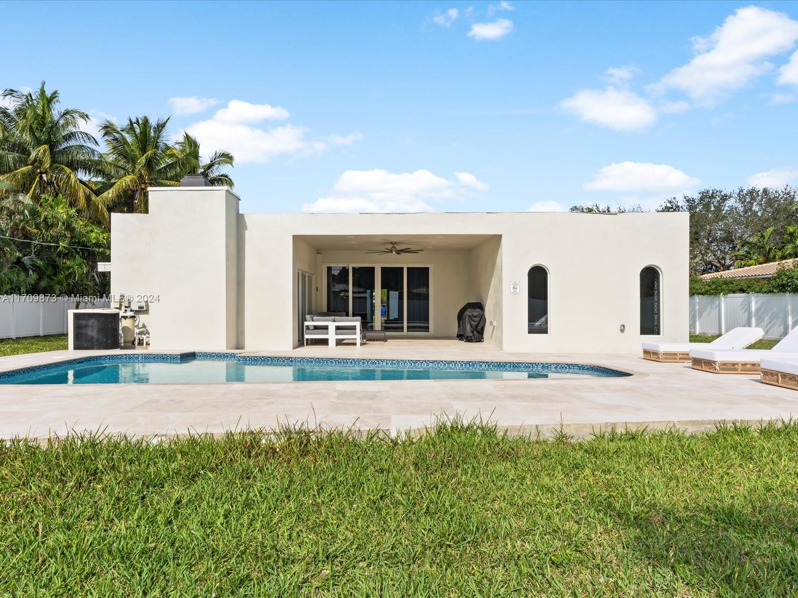 HOLLYWOOD LITTLE RANCHES - Residential