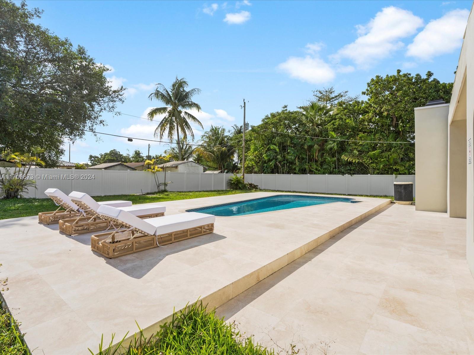 HOLLYWOOD LITTLE RANCHES - Residential