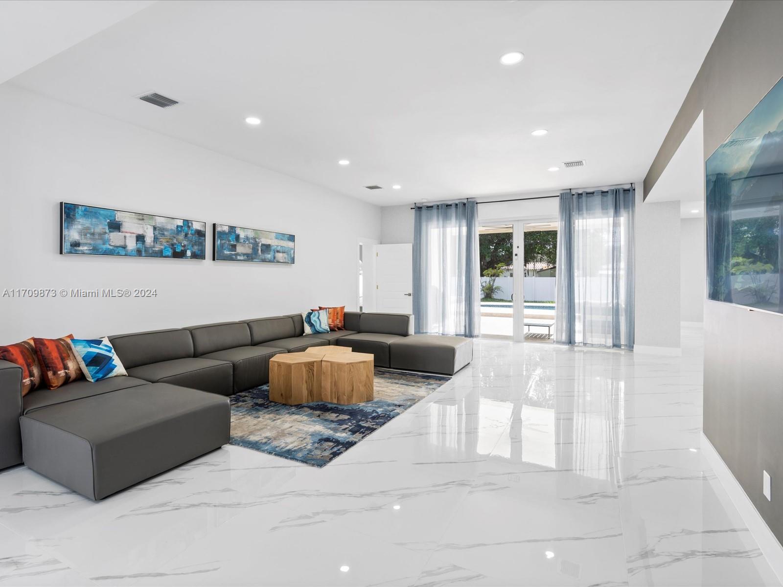HOLLYWOOD LITTLE RANCHES - Residential